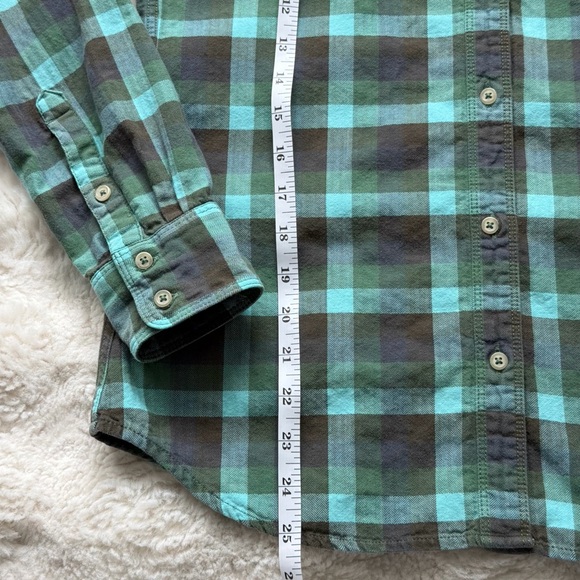 The North Face Women’s Fitted Plaid Cotton Roll-Tab Button Down Shirt - Picture 13 of 16